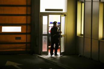 Insegnante accoltellata a scuola a Varese, arrestato lo studente