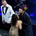 Sanremo 2024, Mengoni distribuisce il ‘preserbacino’: ecco il kit a prova di Festival