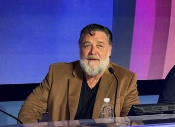 Sanremo 2024, Russell Crowe torna al festival da ‘italiano’: “Cerco casa”