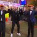 Sanremo, Fiorello fa ballare a John Travolta ‘Qua Qua Dance’ e Tarantella