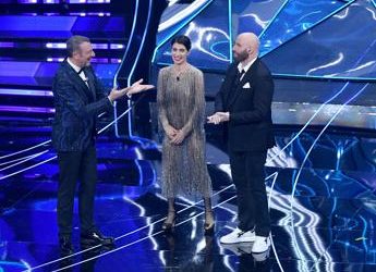 Sanremo, caso scarpe di John Travolta: da Codacons esposto a Agcom e Antitrust