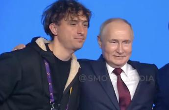 “Facciamo un selfie?”, l’italiano e la foto con Putin a Sochi