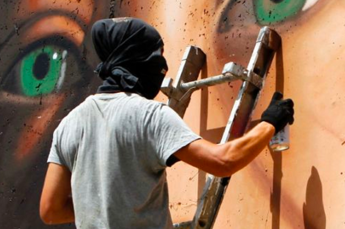 Jorit e il selfie con Putin: dal murales di Mariupol a Sochi, chi è lo street artist