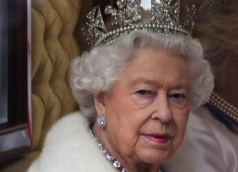 Re Carlo e la rivelazione su mamma Elisabetta II: “Indossava la corona mentre mi faceva il bagno”