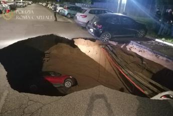 Roma, si apre voragine al Quadraro: 2 auto inghiottite