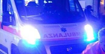 Tragedia a Fiumicino, auto travolge un pedone e si ribalta: un morto e tre feriti gravi