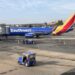 Boeing, panico a bordo di un 737-800: copertura del motore si stacca e finisce sull’ala