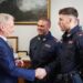 Poliziotti denunciano clochard affamato ma poi gli fanno la spesa