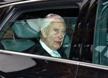Re Carlo mai così arrabbiato con Harry e Meghan: cosa dice l’esperto