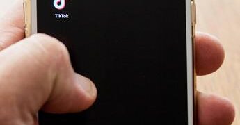 TikTok sotto accusa in Europa: “Viola leggi Ue, account dei minori a rischio”