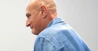 A Chico Forti permesso per lavorare: insegna windsurf ai disabili e inglese agli anziani