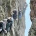 Bloccati in fila sulla parete a strapiombo, ore di paura per decine di turisti – Video