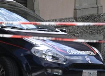 Bologna, vigile urbano uccide ex collega nel comando di Anzola. Lui: “Pulivo la pistola”