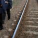Legnano, si sdraia sui binari: muore investito dal treno