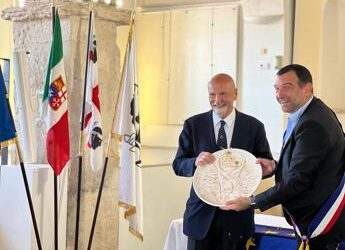 Moby, la Corsica ‘ringrazia’ Vincenzo Onorato: è cittadino onorario di Bonifacio