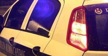 Ostia, autocarro danneggia ponte sulla via del Mare: traffico in tilt a Roma Sud