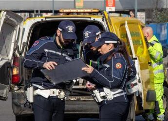 Travolto e ucciso da bus nella notte a Milano