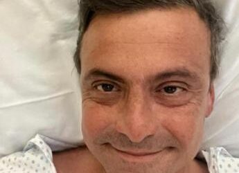Carlo Calenda operato, selfie dal letto d’ospedale: “Affettato, ma tutto bene”