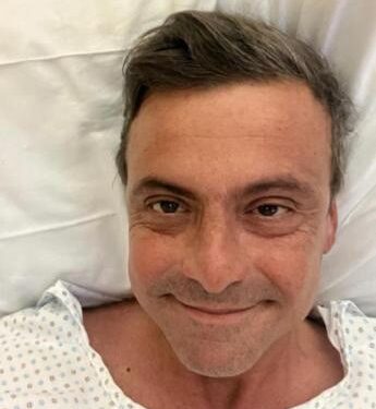 Carlo Calenda operato, selfie dal letto d’ospedale: “Affettato, ma tutto bene”