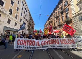Corteo a Roma contro il governo, bandiere rosse e della Palestina a piazza Vittorio