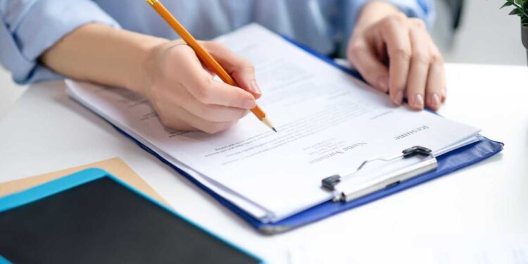 Dichiarazione di Successione: Guida Completa per Eredità in Italia