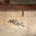 Ercolano, turista olandese sfregia parete di una domus. Sangiuliano: “Inciviltà e idiozia, ora paghi”
