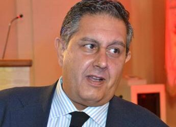 Europee, Toti vota ad Ameglia accompagnato dalla Finanza