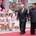 Fiori, bimbi e palloncini: la festa di Kim per Putin come un vecchio film sovietico