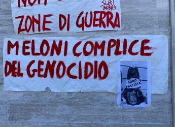 G7, corteo a Fasano: sul muro anche foto di Meloni a testa in giù
