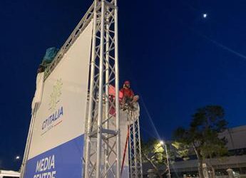 G7, manifestanti su stuttura media center