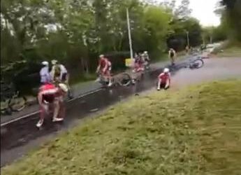 Giro Delfinato, maxi caduta spaventosa – Video