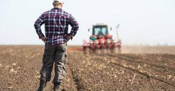 Gli offrono 700mila euro, ma un agricoltore rifiuta e non vende il suo terreno