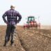 Gli offrono 700mila euro, ma un agricoltore rifiuta e non vende il suo terreno