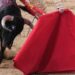 Il toro incorna il toreador, paura alla corrida – Video