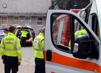 Milano, spruzzano spray al peperoncino a scuola: 23 studenti in ospedale