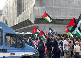 Milano, teatro Parenti blindato per conferenza su conflitto a Gaza: fuori proteste pro Palestina