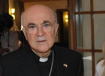 Monsignor Viganò accusato di scisma, nuovo j’accuse contro il Papa