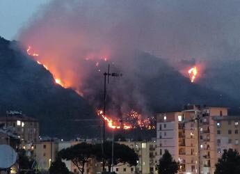 Napoli, incendio ai Camaldoli: Canadair in azione e cenere in tutta la città – Video