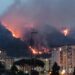 Napoli, incendio ai Camaldoli: Canadair in azione e cenere in tutta la città – Video