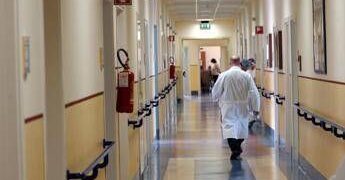Neonato muore poche ore dopo la nascita a Perugia: indagati 22 operatori sanitari
