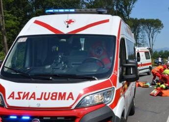 Non si ferma all’alt e travolge 3 ciclisti nel bellunese: “Sono in ritardo per la messa”