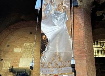 Palio di Siena, svelato il Drappellone del 2 luglio