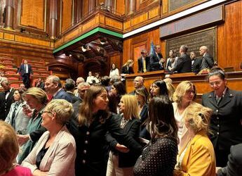 Premierato, bagarre in Senato: Aula sospesa, opposizioni occupano i banchi del governo
