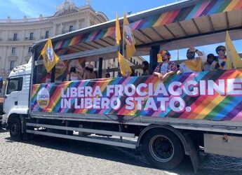 Roma Pride compie 30 anni, la festa arcobaleno nella Capitale – FOTO
