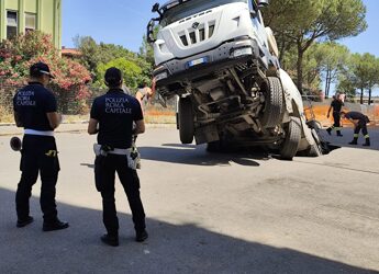 Roma, nuova voragine in via Sestio Menas al Quadraro: sprofonda betoniera