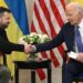 Ucraina, Biden manda nuove armi Usa. Zelensky: “Dobbiamo colpire in Russia”
