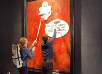 Vandalizzato il ritratto ufficiale di re Carlo, il blitz di Animal Rising