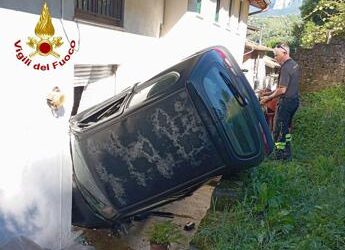 Dimentica il freno a mano, auto finisce dentro la casa del vicino