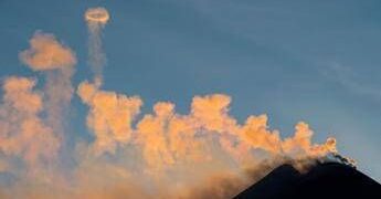 Etna, allerta gialla per la colata di lava: “Non c’è pericolo per centri abitati”