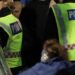 Incendia auto con figli a bordo, arrestata 19enne a Leeds: bimbi in salvo